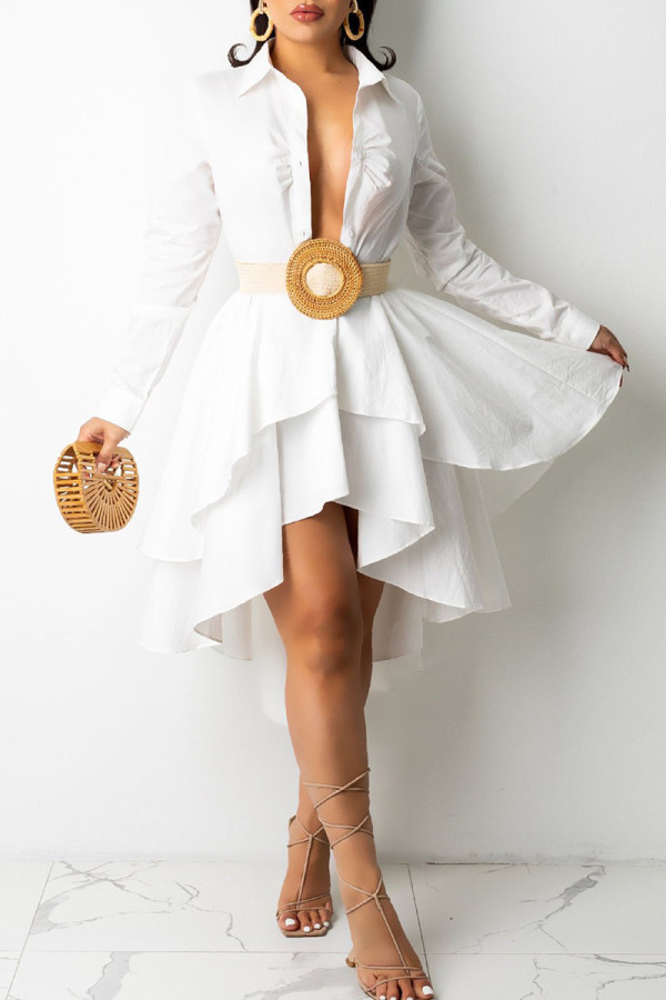 Белое однотонное платье в стиле пэчворк с асимметричным отложным воротником и пряжкой (без пояса)