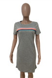 Robe à manches courtes à col rond et à rayures à la mode grise