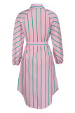 Модное розовое платье-рубашка в полоску с поясом и отложным воротником