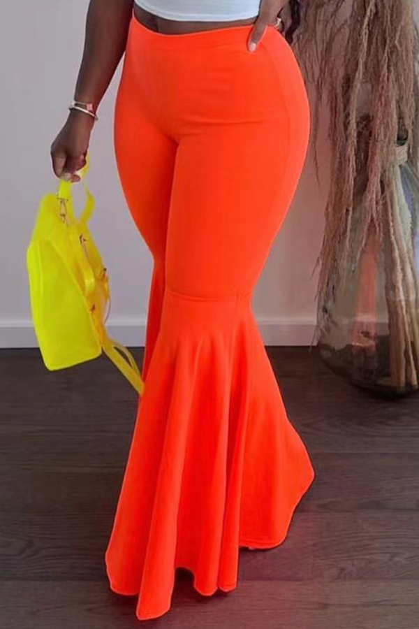 Fondo de color sólido con altavoz de cintura alta y corte de bota con volantes sólidos de moda naranja