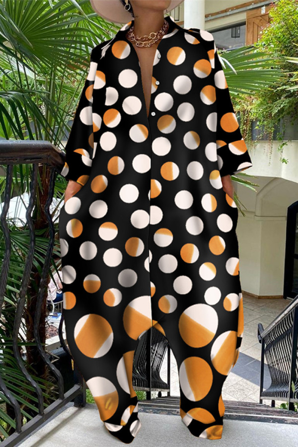 Macacão solto moda casual estampa de pontos patchwork preto com gola virada para baixo