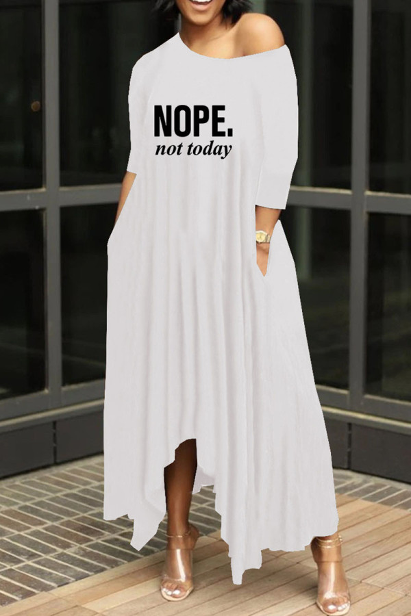 Vestido irregular de cuello oblicuo básico con estampado de letras informales de moda blanco