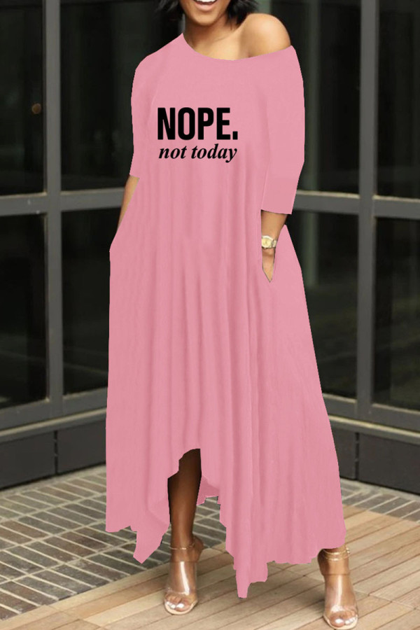 Vestido casual moda rosa com estampa de letras básica gola oblíqua irregular