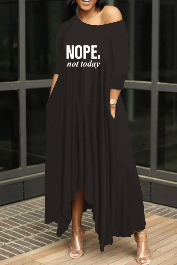 Vestido irregular de cuello oblicuo básico con estampado de letras informales de moda negro