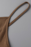 Коричневое сексуальное повседневное однотонное длинное платье на тонких бретелях с открытой спиной и разрезом на тонких бретелях