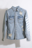 Giacca di jeans dritta a maniche lunghe con colletto rovesciato e fibbia patchwork blu chiaro con stampa di strada casual strappata