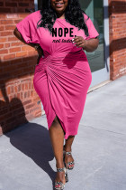 Falda de un solo paso con cuello en O asimétrico con estampado informal de color rojo rosa Vestidos de talla grande