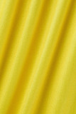 Dos piezas de talla grande con cuello en O y abertura de retazos con estampado informal amarillo