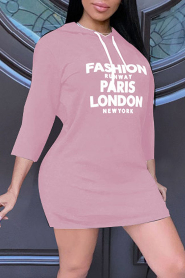 ピンクのカジュアルプリントパッチワークフード付きカラーTシャツドレスドレス