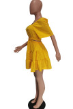 黄色のファッションカジュアルソリッドくり抜かれた背中の開いたスクエアカラー半袖ドレス