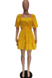 Gelbes, modisches, lässiges, solides, ausgehöhltes, rückenfreies, kurzärmliges Kleid mit quadratischem Kragen