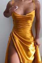 Vestidos de saia de um passo com bandagem sólida dourada com fenda de retalhos e alça de espaguete