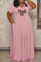 Vestido rosa moda casual plus size com estampa de letras patchwork decote em v manga curta