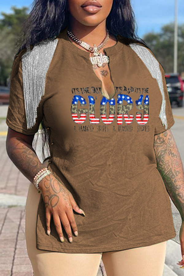 Camisetas con cuello en V y borlas con estampado de moda café