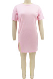 Розовое повседневное однотонное платье-футболка в стиле пэчворк с круглым вырезом и разрезом Платья