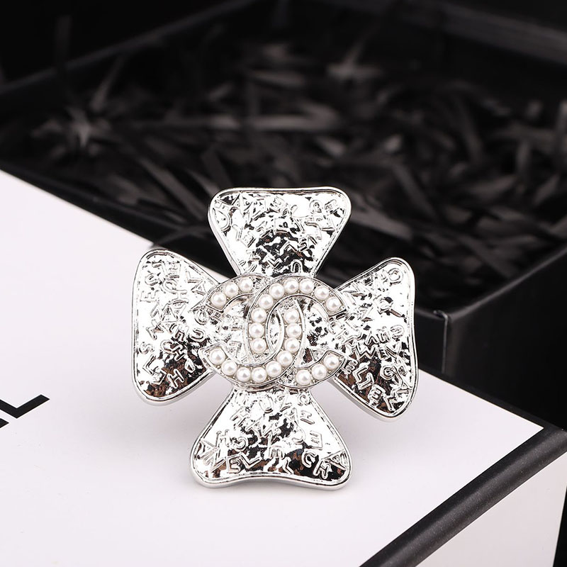 

Silver Fashion Elegant Letter Patchwork Pearl Hot Drill Brooch