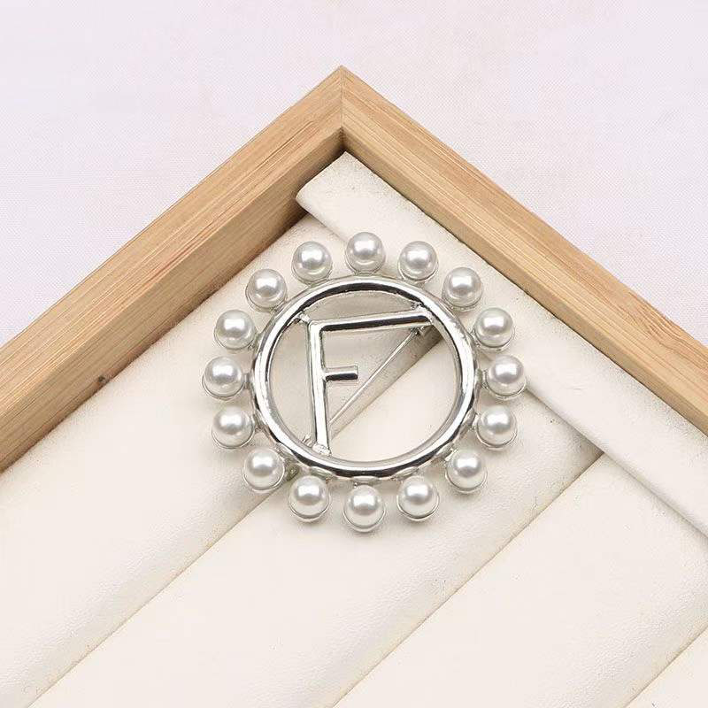 

White Fashion Simplicity Letter Pearl Brooch