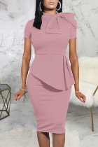 ピンクのカジュアルな無地のパッチワークは、ボウOネックのワンステップスカートドレスと非対称です。