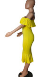 Желтые милые однотонные платья с оборками в стиле пэчворк с открытыми плечами и юбкой на один шаг