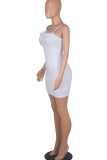 ホワイトセクシーなソリッドパッチワークフェザーチェーンスパゲッティストラップペンシルスカートドレス