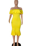 Желтые милые однотонные платья с оборками в стиле пэчворк с открытыми плечами и юбкой на один шаг