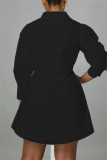 Decorazione di accessori in metallo solido casual alla moda nera con abiti da abito a camicia con colletto alla rovescia