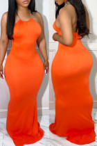 Orange-rote Art- und Weisereizvolles festes rückenfreies Halter-langes Kleid