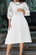 Белое модное повседневное сплошное выдолбленное лоскутное одеяло с поясом O-образным вырезом плиссированные платья