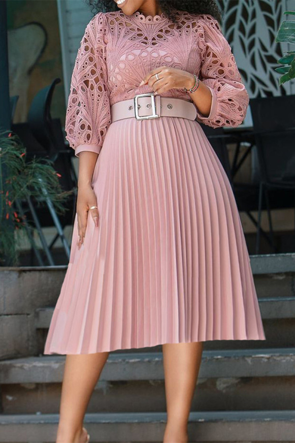 Розовые модные повседневные однотонные выдолбленные лоскутные платья с поясом и круглым вырезом плиссированные платья