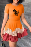 Vestidos de falda de pastel con cuello redondo y volantes estampados casuales de color rosa