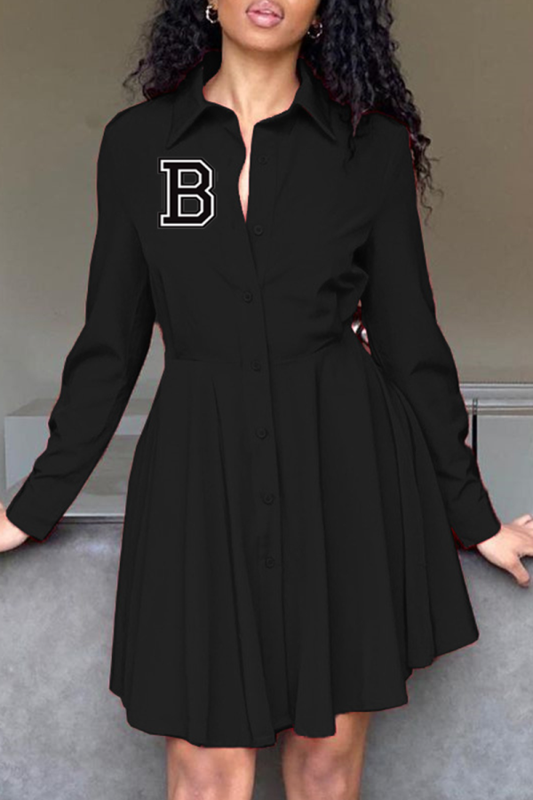 Robe chemise noire à col rabattu et imprimé patchwork à la mode