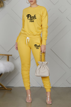 Estampa fashion amarela com dobra no decote e manga comprida duas peças