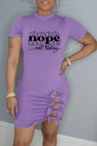 タートルネックのペンシルスカートドレスの半分をくり抜いた紫色のファッションプリント