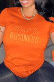 Magliette arancioni con scollo a O con stampa di strada e stampa di strada