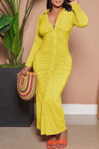 Vestidos de falda de lápiz con cuello vuelto y hebilla de retazos sólidos casuales amarillos