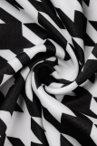 Macacão preto fashion xadrez de retalhos decote em v