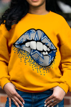 Gelbe Mode-Straßen-Lippen bedruckte Patchwork-Oberteile mit O-Ausschnitt