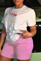 T-shirt bianche con scollo a O con stampa di strada e stampa di strada