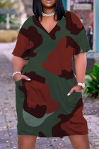 Vestido de manga corta con cuello en V estampado informal verde militar