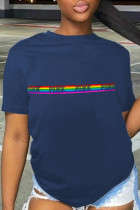 T-shirt con scollo O lettera patchwork con stampa di strada casual blu navy