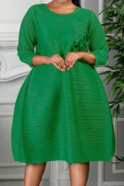Зеленые повседневные однотонные прямые платья в стиле пэчворк со складками и круглым вырезом