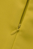 Gelber eleganter fester Patchwork-Volant, der O-Hals-einstufigen Rock-Kleider bördelt