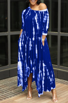 Синее модное базовое платье с круглым вырезом и асимметричным принтом