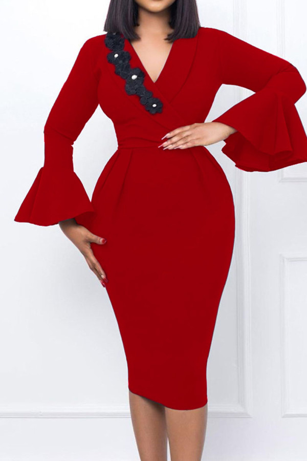 Vestidos de falda de un paso con cuello en V y apliques de retazos sólidos casuales elegantes rojos