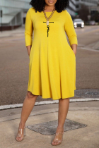 Vestidos de saia amarela com estampa de rua patchwork gola redonda