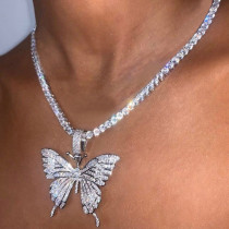 Collar con colgante de diamantes de imitación de doble capa de mariposa plateada