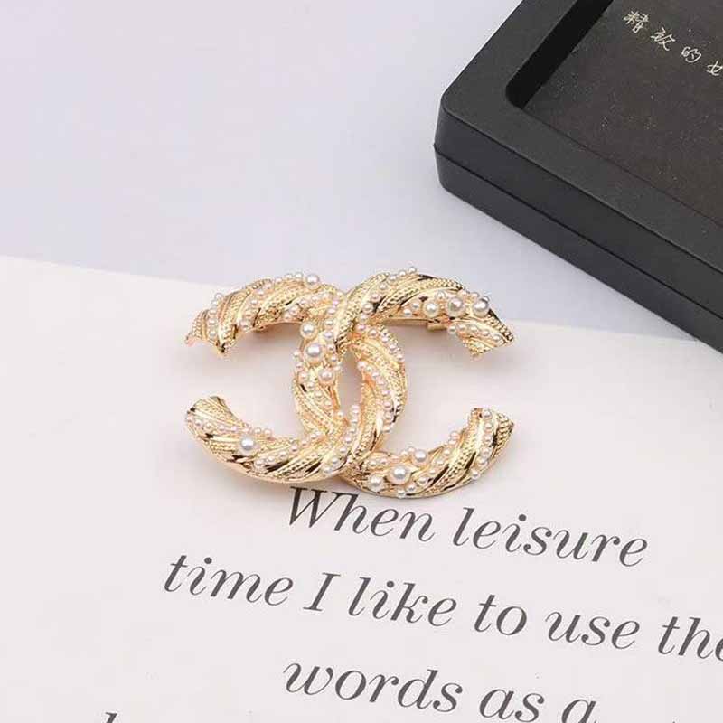 

Gold Simplicity Letter Pearl Brooch