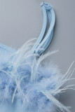 Blaues sexy festes Patchwork-Federn-rückenfreies langes Kleid mit Schlitz und Spaghettiträgern