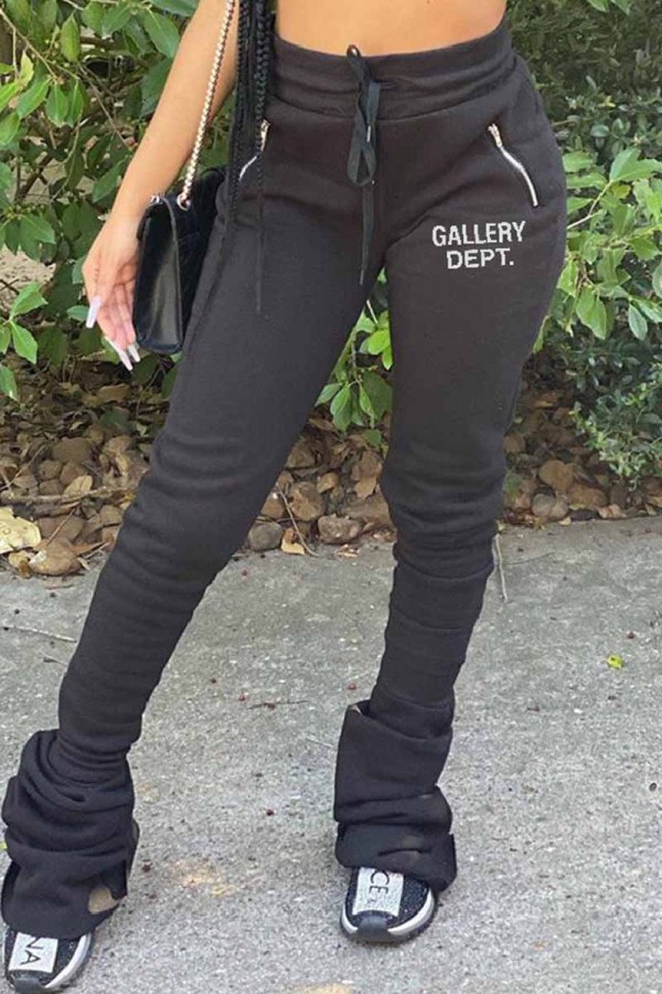 Pantalones negros de cintura media con estampado de letras de calle