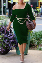 Vestidos de falda de un paso con cuello oblicuo de retazos sólidos casuales de color verde tinta (con cadena en la cintura)